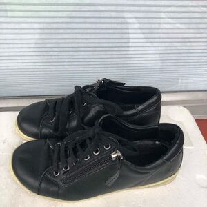 Walkers Women’s Black Leather Zip Sneakers Size 37/6.5uS